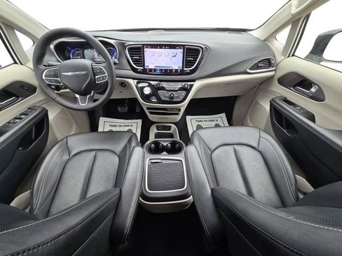 Used 2024 Chrysler Pacifica Select image 10