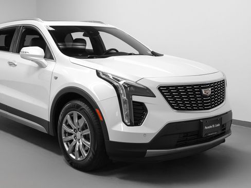 Used 2021 Cadillac XT4 Premium Luxury w/ Cold Weather Package AWD/4WD image 9