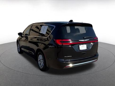 Used 2025 Chrysler Pacifica Select image 11