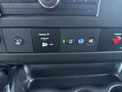 Used 2015 Chevrolet Express 2500 RWD image 21