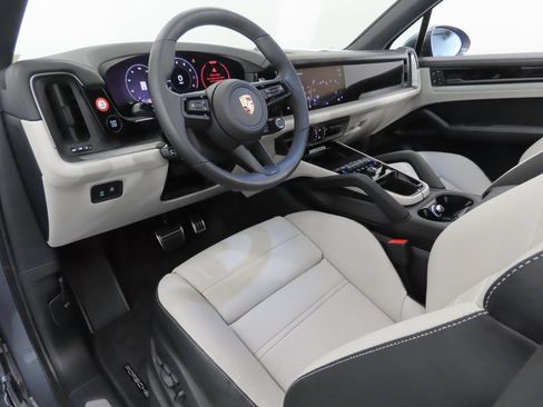 Certified 2026 Porsche Cayenne S AWD/4WD image 4
