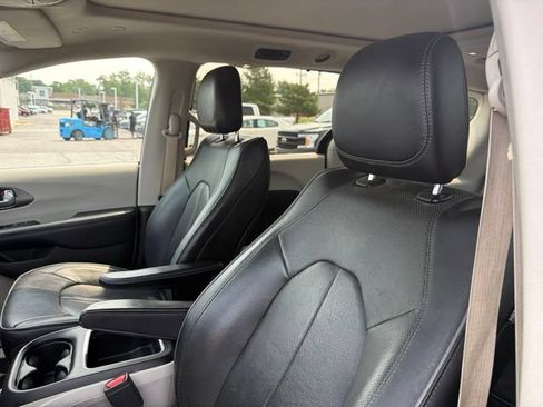 Used 2019 Chrysler Pacifica Limited FWD image 14