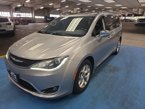 Used 2020 Chrysler Pacifica Limited FWD image 17