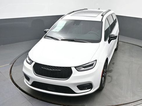 Used 2025 Chrysler Pacifica Limited image 36