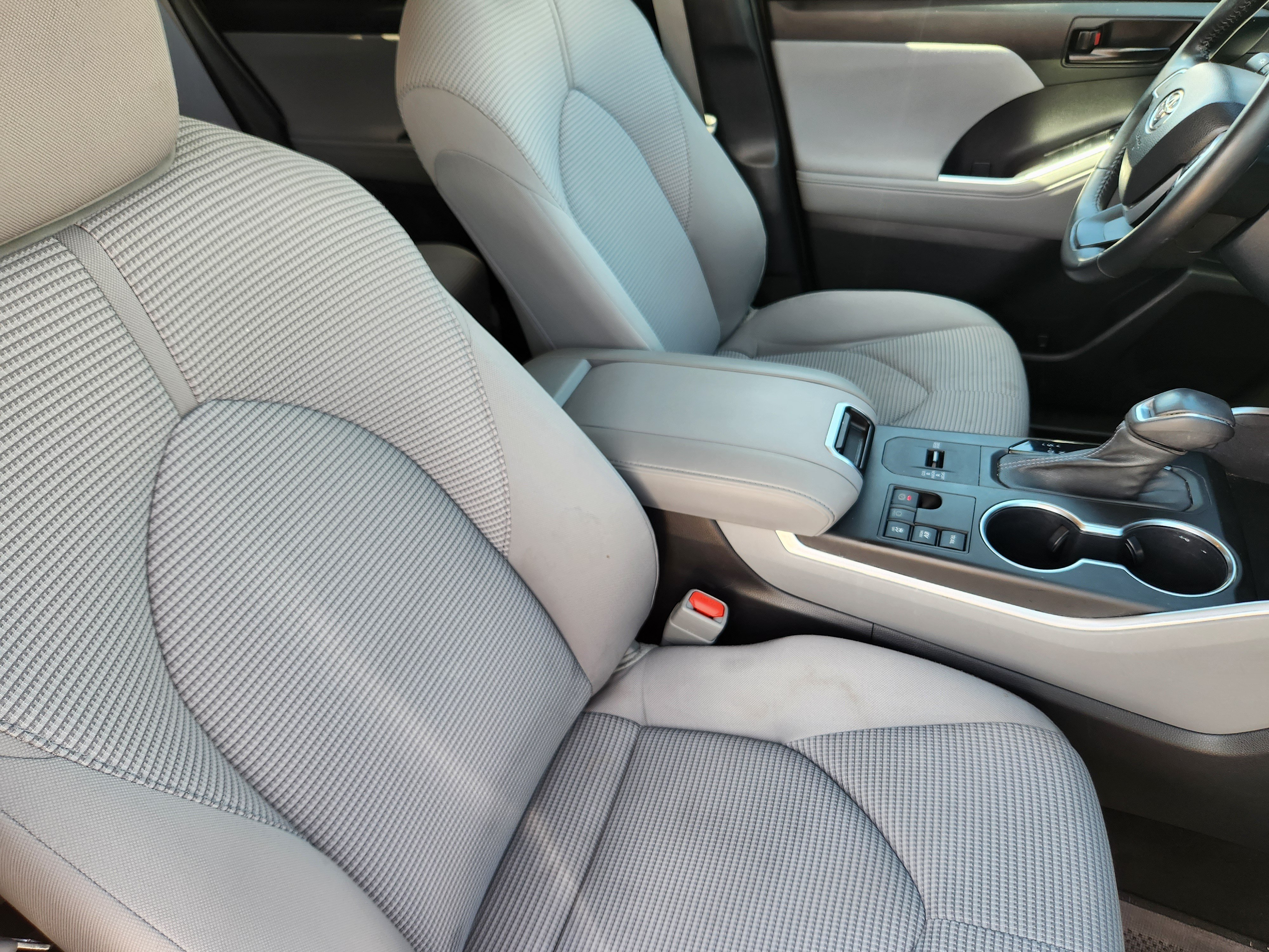 Used 2023 Toyota Highlander LE AWD/4WD image 11
