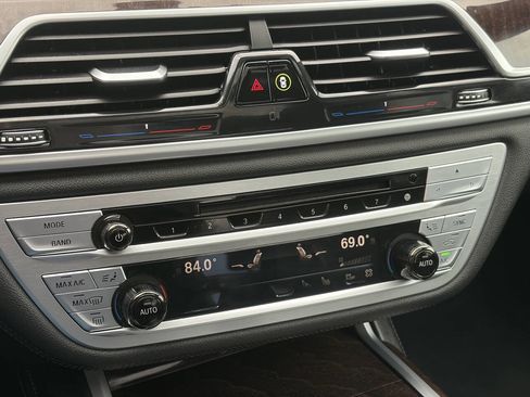 Used 2017 BMW 750i xDrive image 38