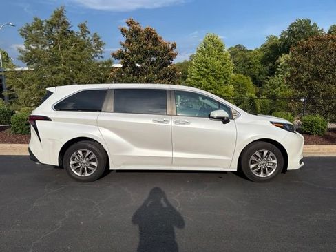 Used 2024 Toyota Sienna XLE FWD image 1