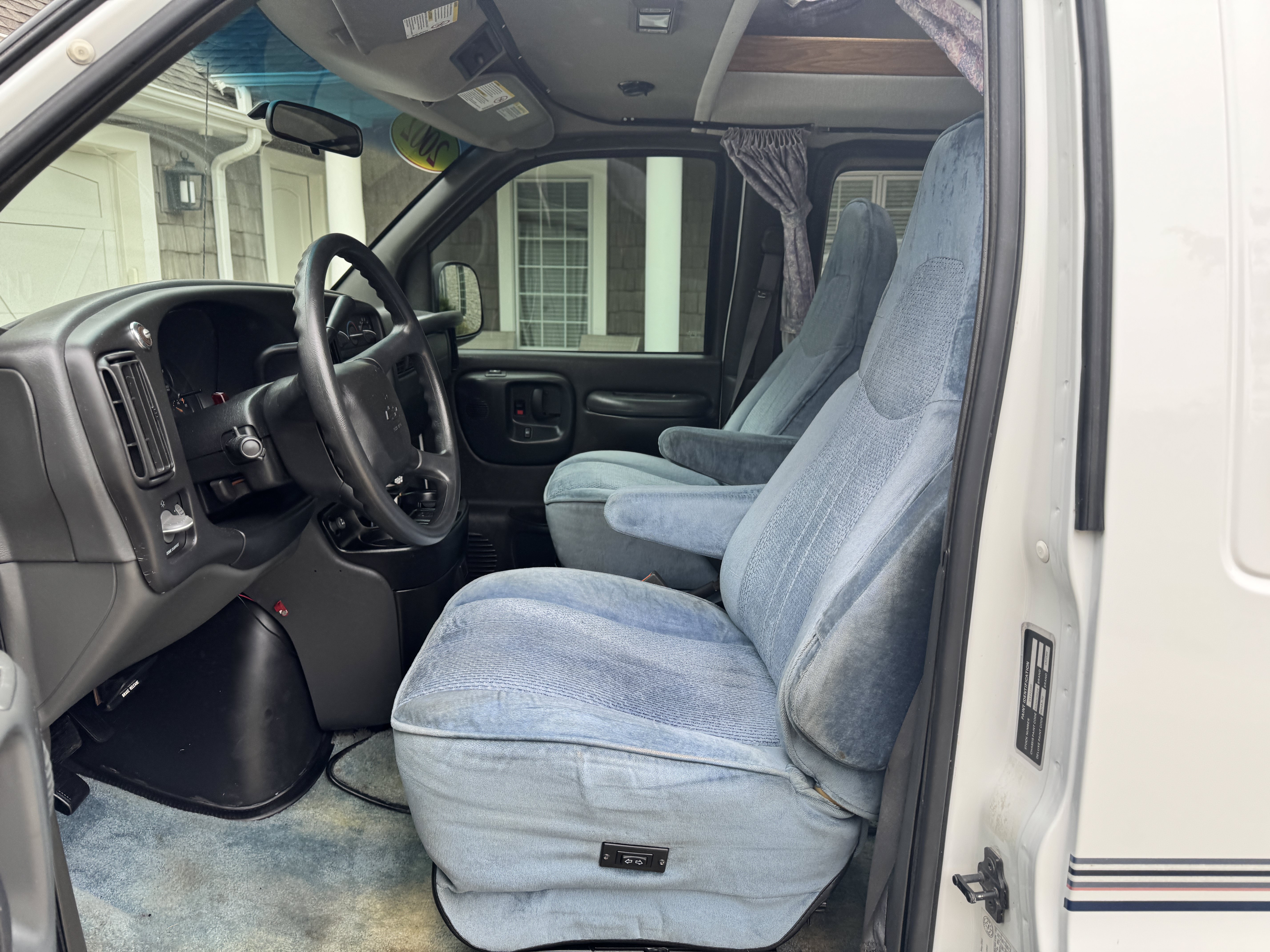 Used 2002 Chevrolet Express 3500 Extended w/ Preferred Equipment Group 2 RWD image 12