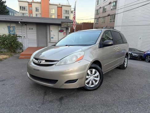 Used 2007 Toyota Sienna CE FWD image 1