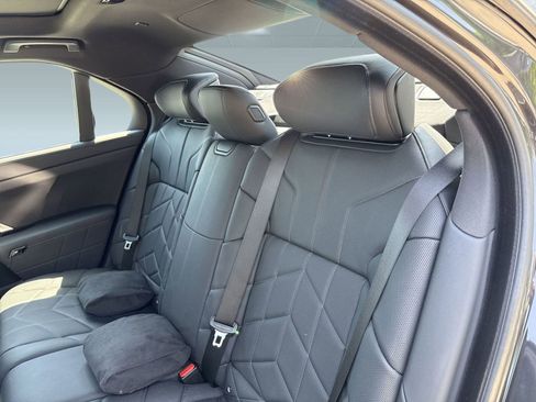 Used 2025 BMW i7 eDrive50 w/ Premium Package image 12