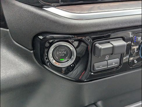 Used 2025 GMC Sierra 2500 SLT AWD/4WD image 25