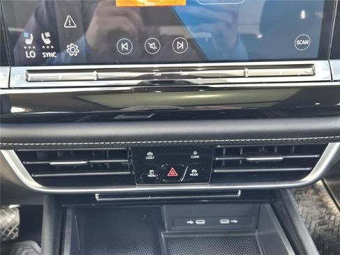 Used 2024 Volkswagen Atlas SEL AWD/4WD image 17