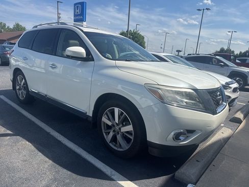 Used 2016 Nissan Pathfinder Platinum w/ Family Entertainment Package FWD image 2