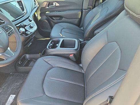 New 2026 Chrysler Pacifica Select image 8