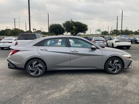 Used 2025 Hyundai Elantra Limited FWD image 3