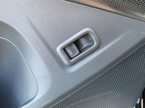 New 2025 Volkswagen Tiguan SE image 25