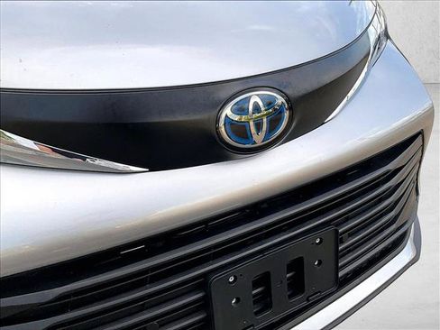 Used 2025 Toyota Sienna XLE FWD image 27