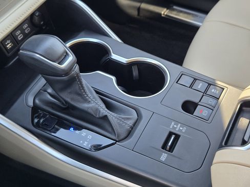 Used 2024 Toyota Highlander XLE image 30