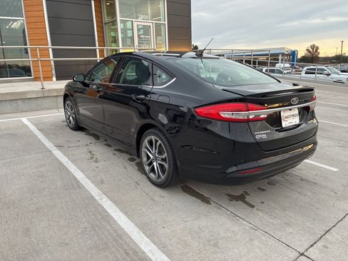 Used 2017 Ford Fusion SE w/ Equipment Group 201A image 3