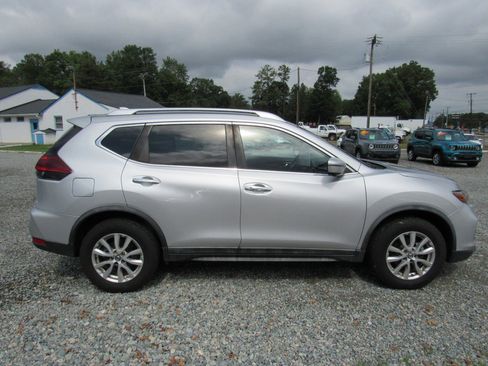 Used 2018 Nissan Rogue SV w/ Premium Package image 6