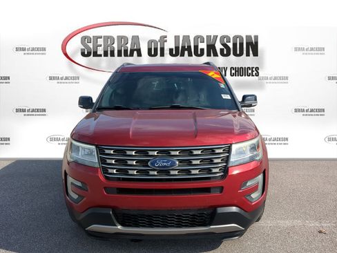 Used 2017 Ford Explorer XLT w/ Equipment Group 202A image 3