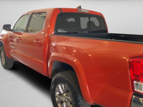 Used 2018 Toyota Tacoma SR5 AWD/4WD image 21