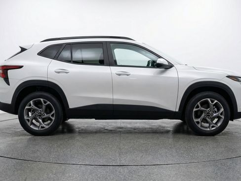 Used 2025 Chevrolet Trax LT FWD image 11