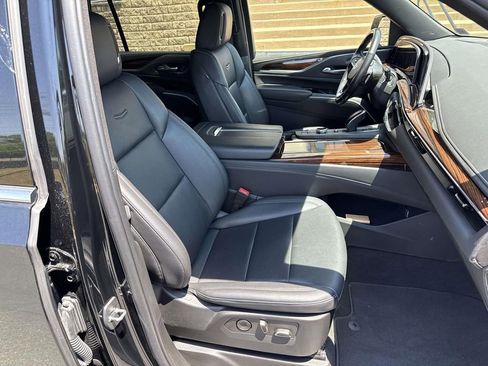 Used 2022 Cadillac Escalade Luxury AWD/4WD image 7