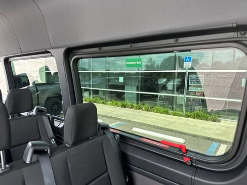 Used 2025 Mercedes-Benz Sprinter 2500 image 4