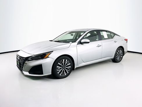 Used 2023 Nissan Altima 2.5 SV FWD image 3