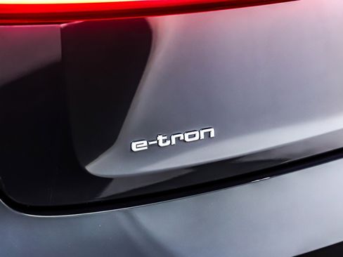 Used 2022 Audi e-tron Premium w/ Convenience Plus Package image 10