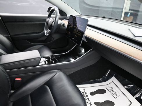 Used 2018 Tesla Model 3 Performance image 32