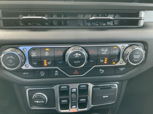 Used 2025 Jeep Wrangler Unlimited Sport AWD/4WD image 43