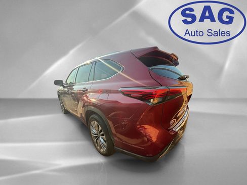 Used 2020 Toyota Highlander Platinum FWD image 4