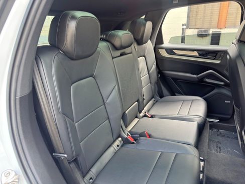 Used 2024 Porsche Cayenne AWD/4WD image 41