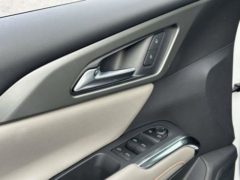 Used 2025 Chevrolet Traverse LT image 14