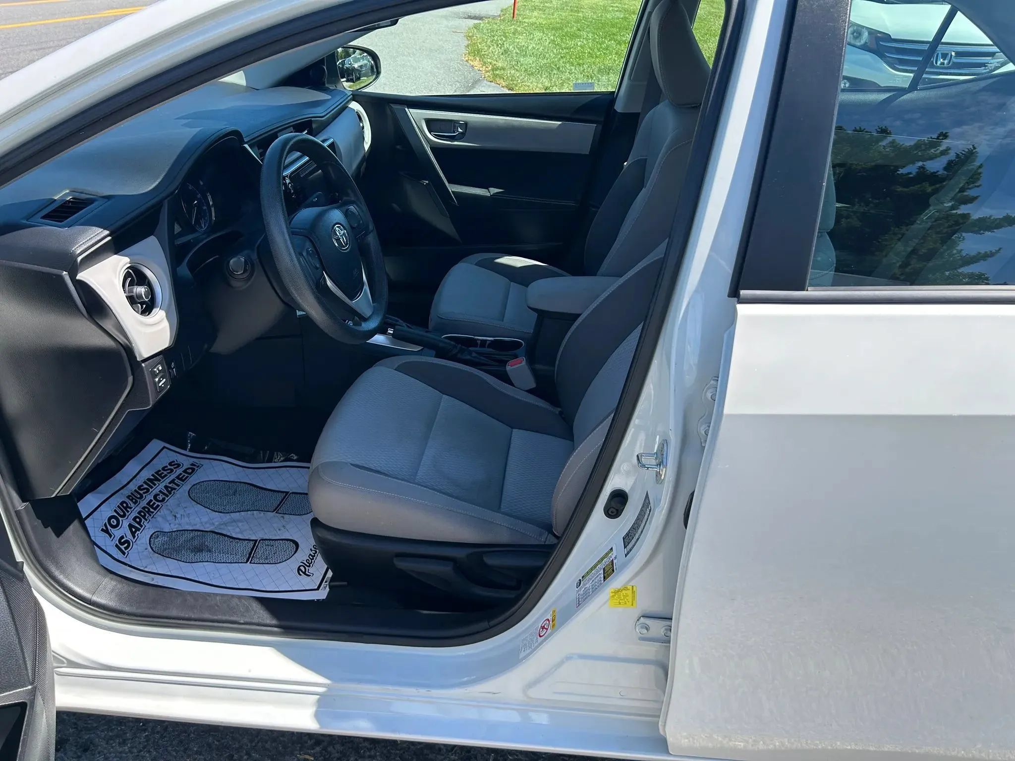 Used 2018 Toyota Corolla LE FWD image 13