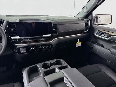 New 2026 GMC Sierra 1500 SLE w/ Preferred Package AWD/4WD image 16