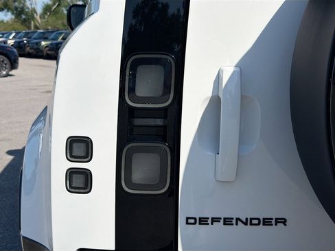 New 2026 Land Rover Defender 110 X-Dynamic SE AWD/4WD image 10