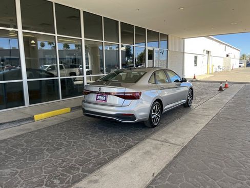 Used 2025 Volkswagen Jetta SE image 6