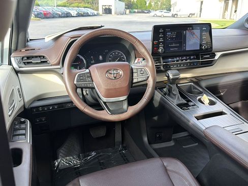 Used 2023 Toyota Sienna Platinum FWD image 17