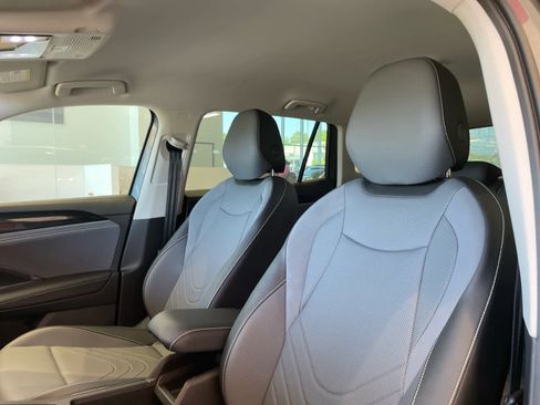 Used 2025 Volkswagen Tiguan SE image 10