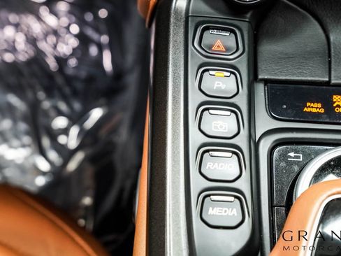 Used 2021 Aston Martin V8 Vantage Roadster RWD image 28
