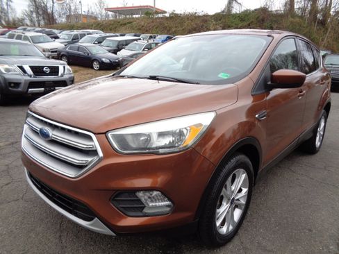 Used 2017 Ford Escape SE image 2