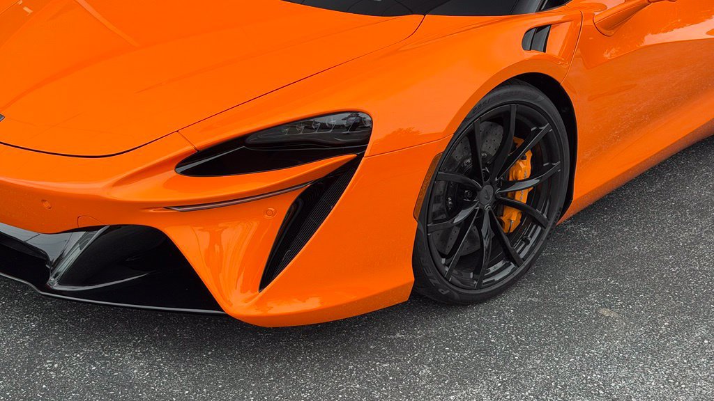Used 2025 McLaren Artura Spider RWD image 5