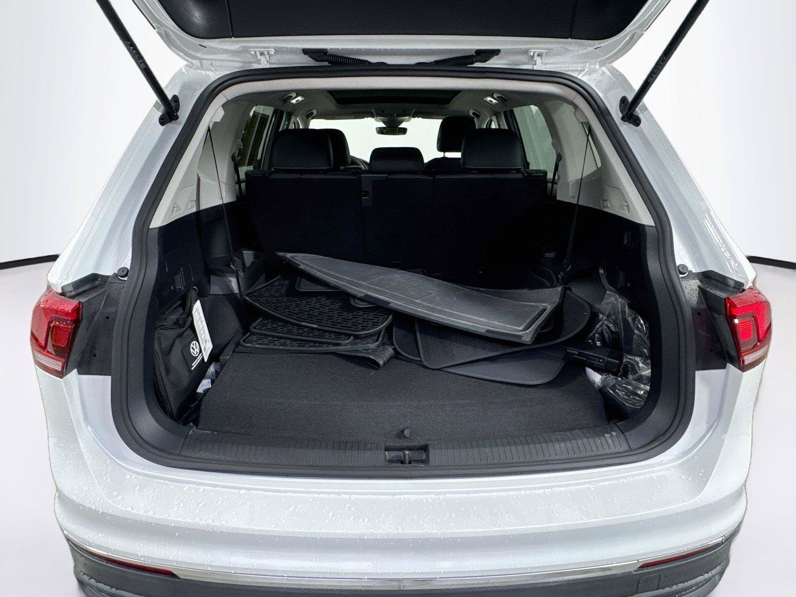 Used 2023 Volkswagen Tiguan SE w/ Panoramic Sunroof Package FWD image 25