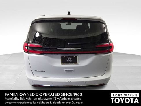 Used 2024 Chrysler Pacifica Touring-L FWD image 8