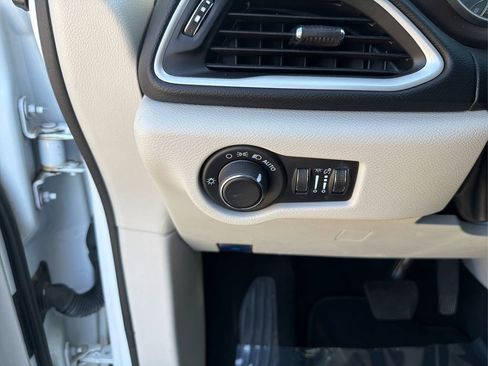 Used 2023 Chrysler Voyager LX image 18