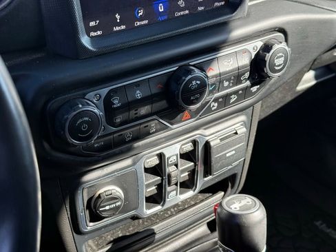 Used 2019 Jeep Wrangler Unlimited Sahara AWD/4WD image 33
