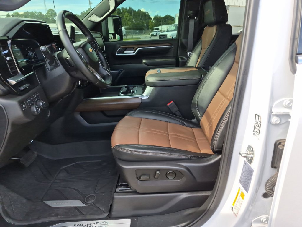 Used 2025 Chevrolet Silverado 2500 High Country w/ High Country Premium Package AWD/4WD image 16